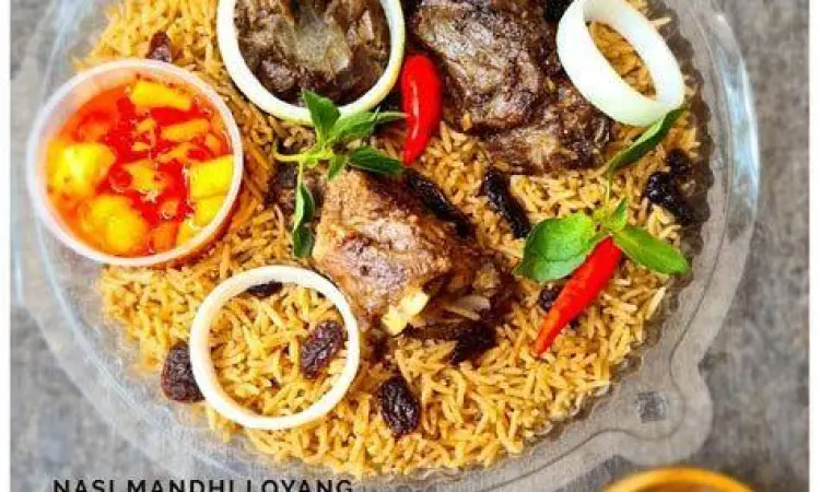 Nasi Kebuli Kambing Porsi Loyang Sajian nasi kebuli kambing porsi loyang besar