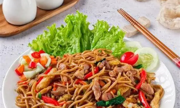 Bahan Utama Mie Goreng Ayam Bahan-bahan segar untuk membuat mie goreng ayam