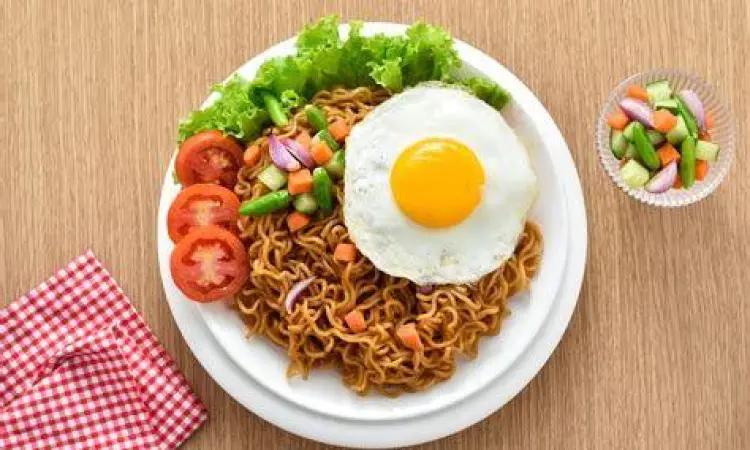 Teknik Menumis Mie Goreng Proses menumis mie goreng di atas wajan panas