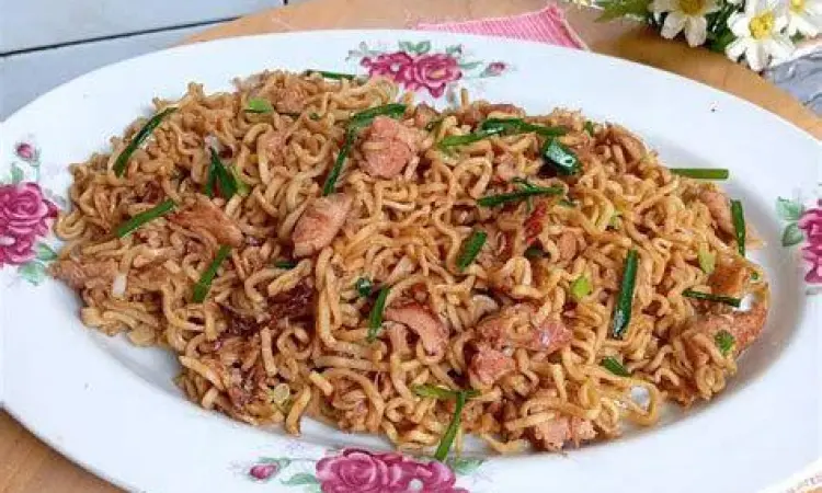 Penyajian Mie Goreng Ayam Plating mie goreng ayam dengan topping bawang goreng