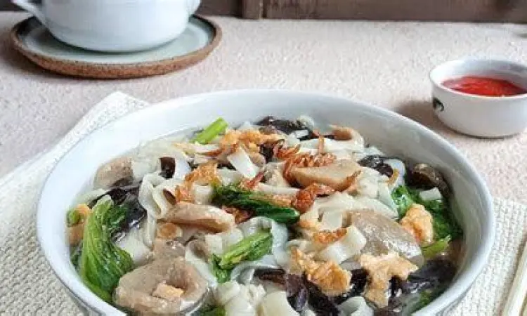 Kwetiau Bakso Afung Kwetiau Bakso Afung dengan kuah kaldu