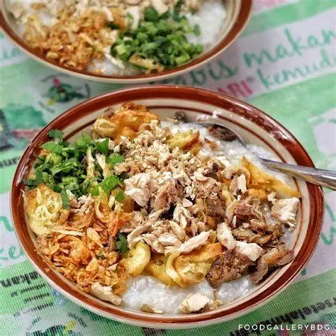 Bubur Ayam Street Food Style Foto bubur ayam gaya street food dengan pencahayaan hangat