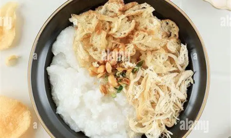 Flat Lay Bubur Ayam Foto bubur ayam dari sudut pandang atas dengan properti kayu