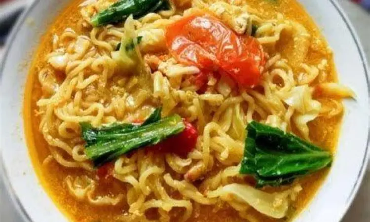 Proses memasak mie rebus telur di panci