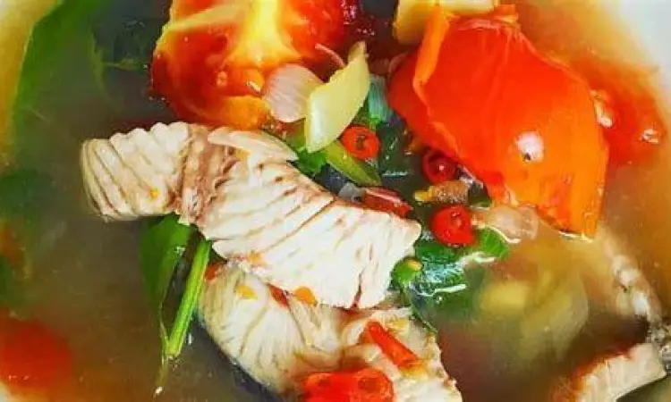 Sajian Ikan Kuah Asam Tradisional Ikan kuah asam dengan bumbu rempah kuning