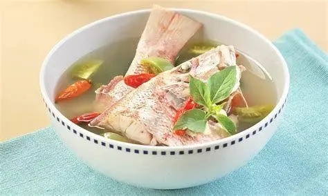Teknik Memasak Sup Ikan Proses memasak ikan dalam panci dengan kuah bening