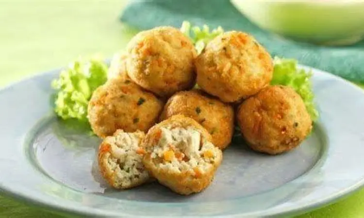 Penyajian bola bola tahu dengan berbagai saus