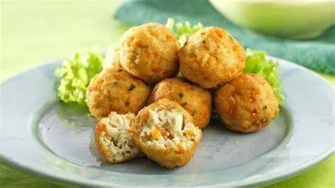 Sajian Bola Tahu Lengkap Penyajian bola bola tahu dengan berbagai saus