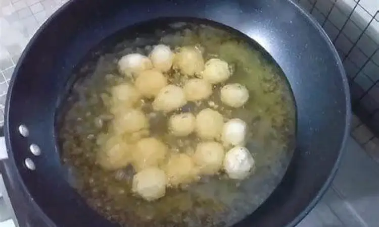 Proses penggorengan bola bola tahu dalam minyak panas