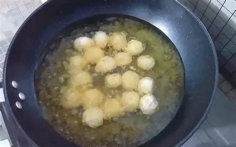 Menggoreng Bola Tahu Proses penggorengan bola bola tahu dalam minyak panas
