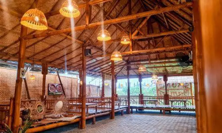 Interior tradisional resto saung sawah dari bambu dan atap rumbia