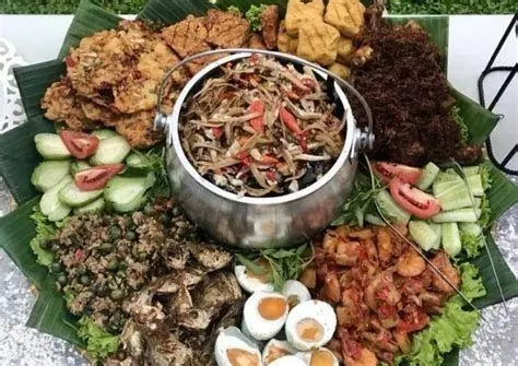 Paket Nasi Liwet Resto Saung Sawah Sajian nasi liwet komplit di atas daun pisang