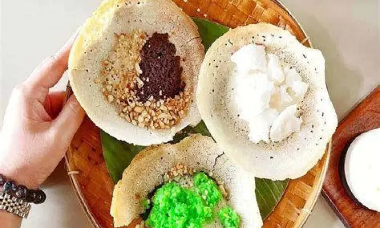 Serabi Solo yang dimasak di atas tungku tanah liat