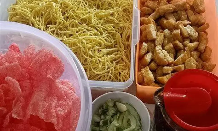 Penyajian Rujak Mie Proses penyajian rujak mie palembang dengan siraman cuko
