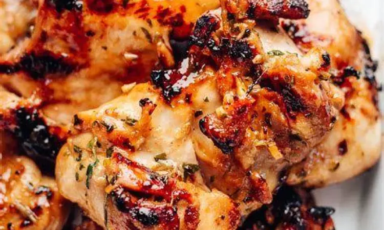 Marinasi Ayam Goreng Madu Proses marinasi ayam dengan rempah dan madu