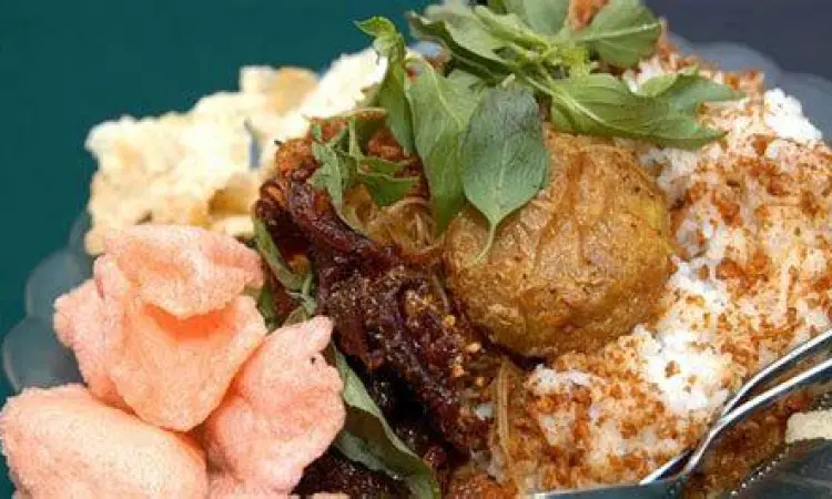 Nasi Ulam Kering Betawi Sajian nasi ulam kering dengan taburan kacang tanah