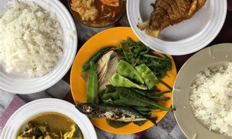 Lauk Pendamping Nasi Ulam Aneka lauk pauk pendamping nasi ulam seperti dendeng dan telur