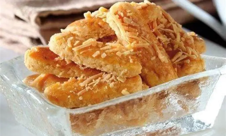 Kue keju kering kastengel klasik di atas piring kayu