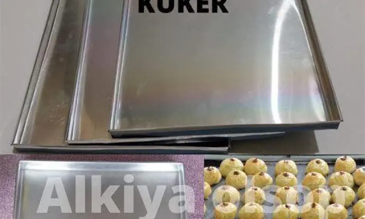 Loyang berisi adonan kue keju kering di dalam oven