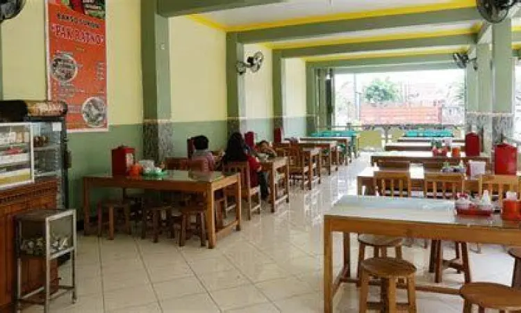 Suasana warung bakso mie ayam yang ramai