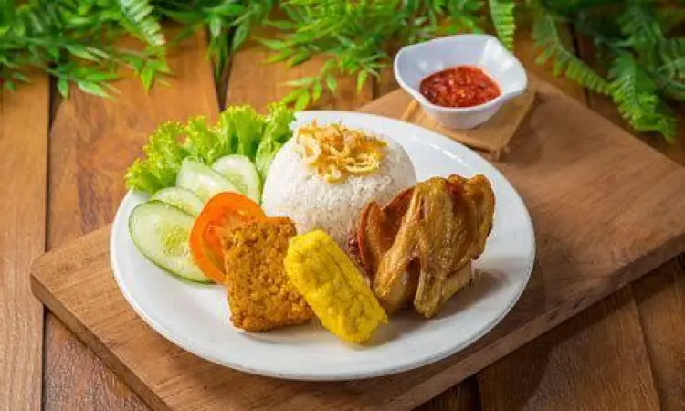 nasi uduk dengan lalapan lengkap dan ayam goreng