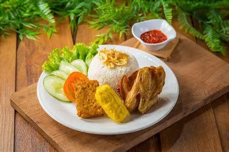 Nasi Uduk dan Lalapan nasi uduk dengan lalapan lengkap dan ayam goreng