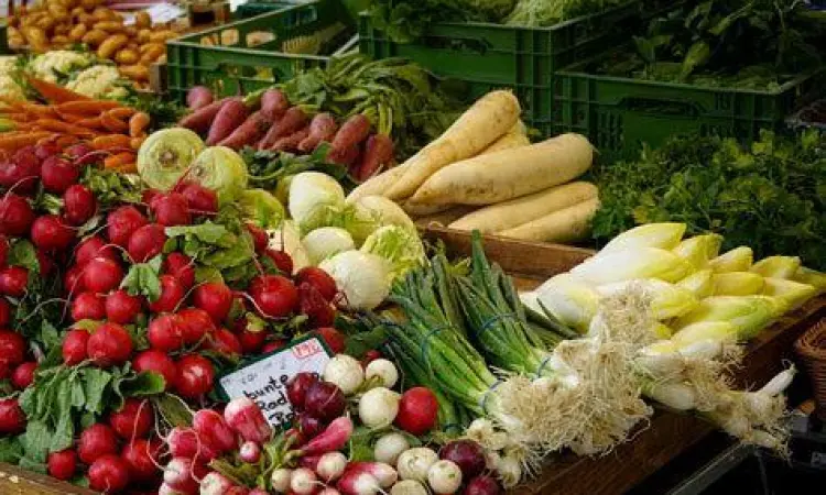 Display sayuran segar di fresh market terdekat