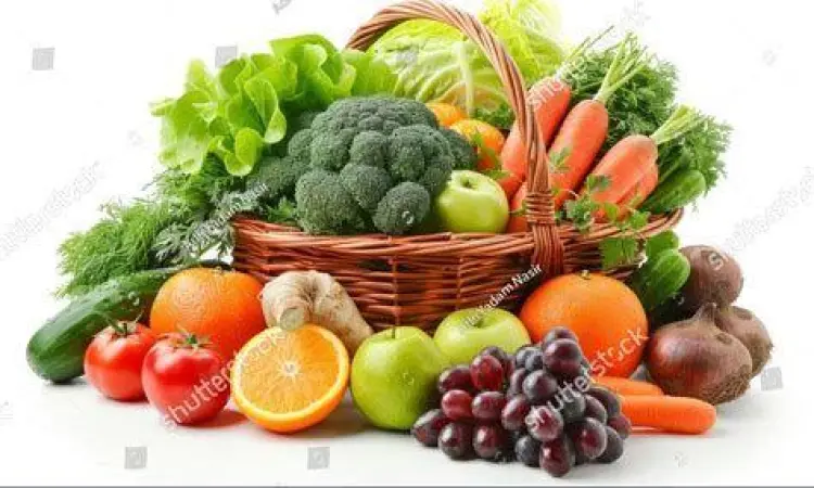 Buah-buahan organik di keranjang fresh market