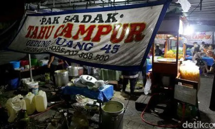 Suasana antrean di warung tahu campur yang ramai