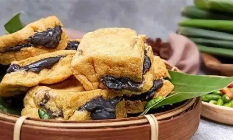 Detail tekstur kuah tahu campur yang kental dengan petis