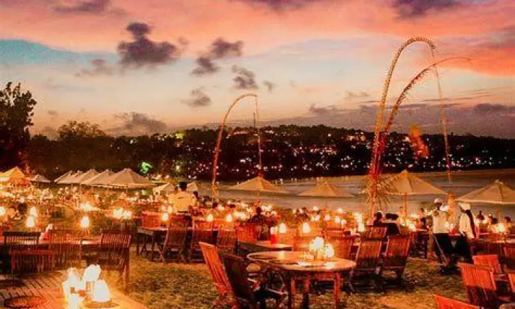 pemandangan matahari terbenam di pantai jimbaran bali