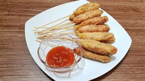 Teknik Melilit Sempol Proses pembuatan sempol ayam dengan lidi