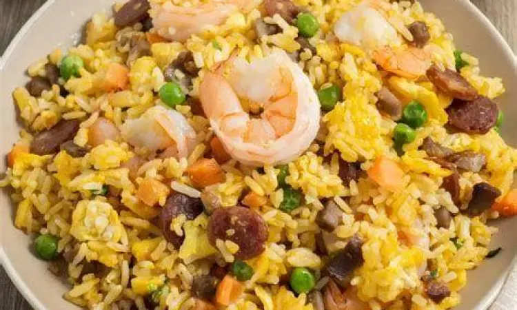 Nasi goreng vietnam autentik di dalam wajan