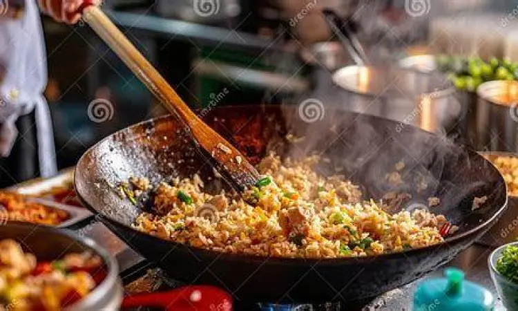 Proses memasak nasi goreng dengan api besar