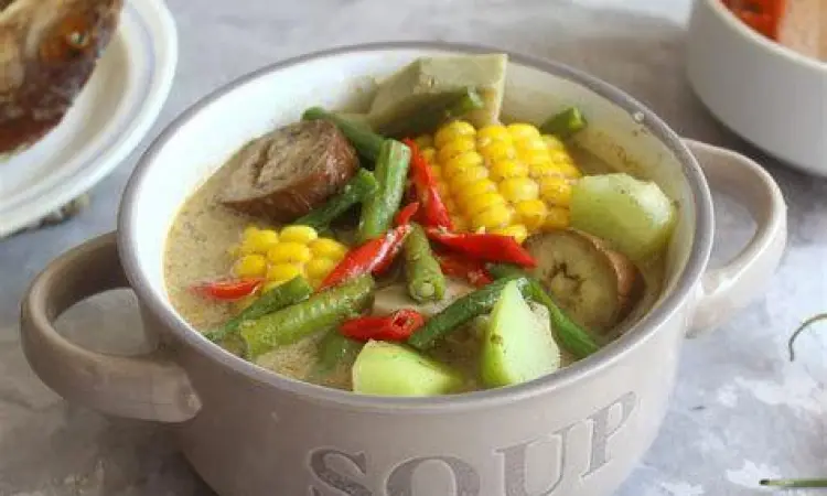 Sayur Lodeh Betawi Autentik Sayur lodeh betawi dengan isian lengkap dalam mangkuk