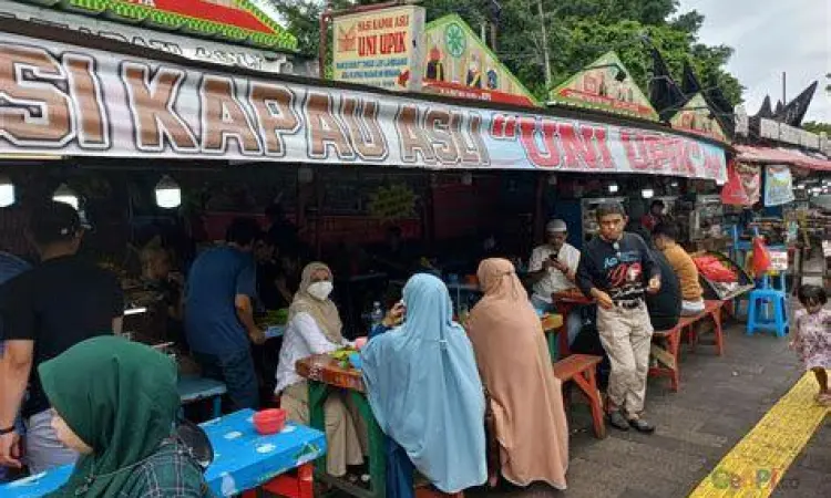 Nasi Kapau Senen Legendaris Sajian lengkap nasi kapau senen dengan berbagai lauk pauk