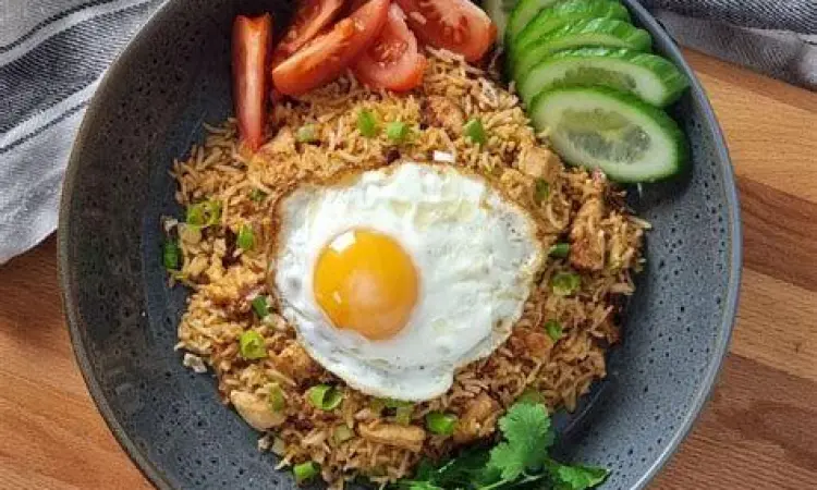 Visualisasi Nasi Goreng Tradisional Nasi goreng tradisional dengan bumbu rempah
