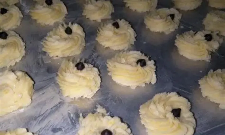 proses mencetak kue semprit mawar