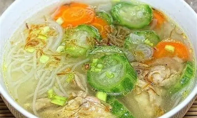 Menumis Bumbu Sup Proses menumis bumbu halus sup ayam di wajan