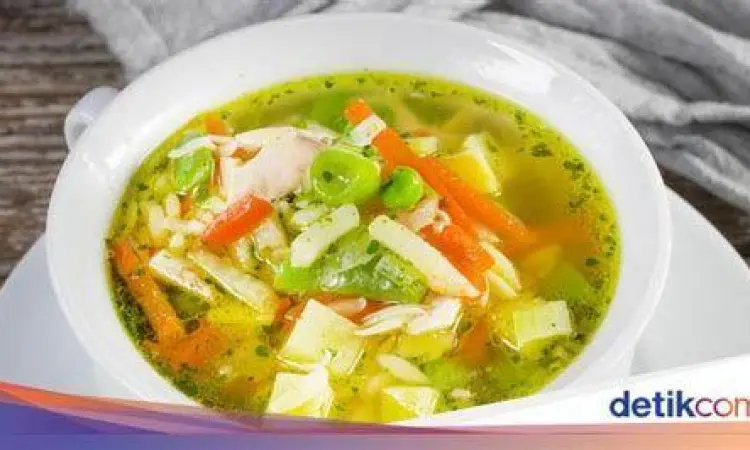 Sayuran segar seperti wortel dan seledri untuk pelengkap sup