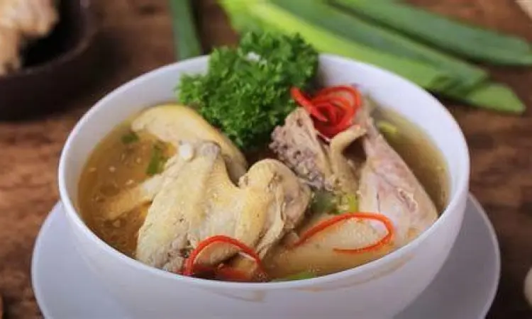 Penyajian Sup Ayam Sajian sup ayam hangat dalam mangkuk keramik