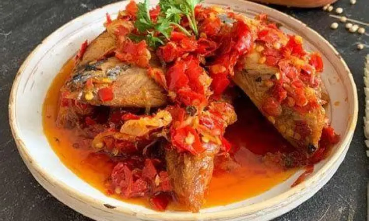 Ikan Tongkol Balado Tradisional Proses memasak ikan tongkol dengan bumbu balado