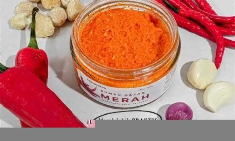 Ulekan bumbu halus balado dengan cabai dan bawang