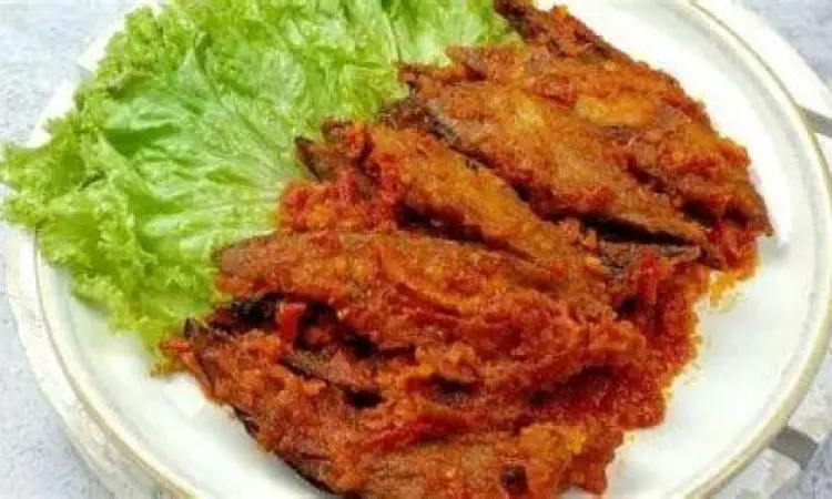Sajian tongkol balado dengan nasi putih