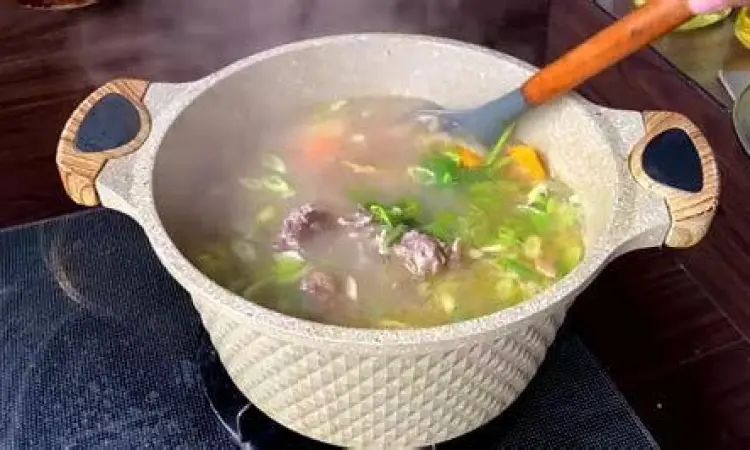 Memasak Sop Sapi Proses merebus sop sapi dengan sayuran