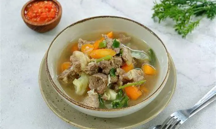 Sajian Sop Sapi Sempurna Sajian lengkap sop sapi dengan sambal dan jeruk nipis