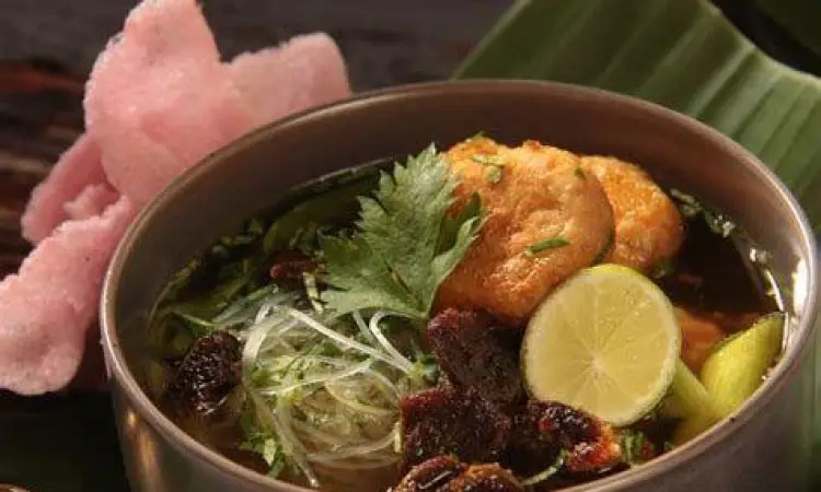 Sajian Soto Padang Autentik Sajian lengkap soto padang dengan kerupuk merah