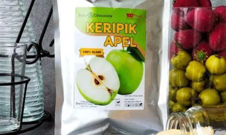 Produk keripik buah nangka dan apel dalam kemasan