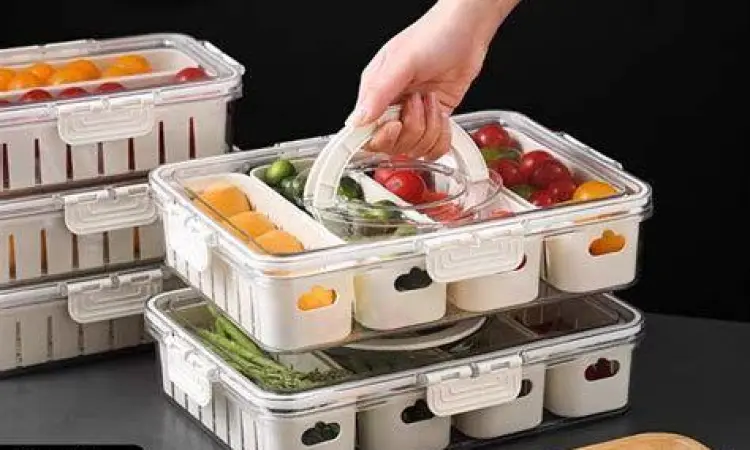 Rak dapur yang rapi dengan berbagai toples makanan awetan