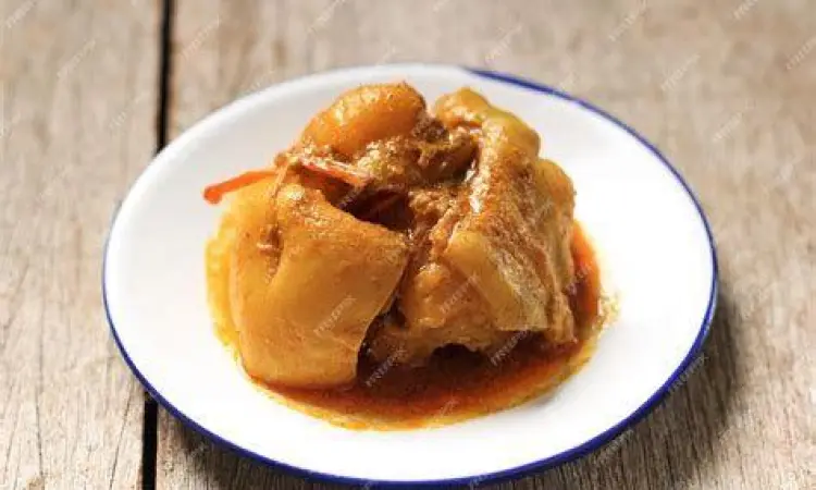 Seporsi nasi padang dengan lauk gulai tunjang